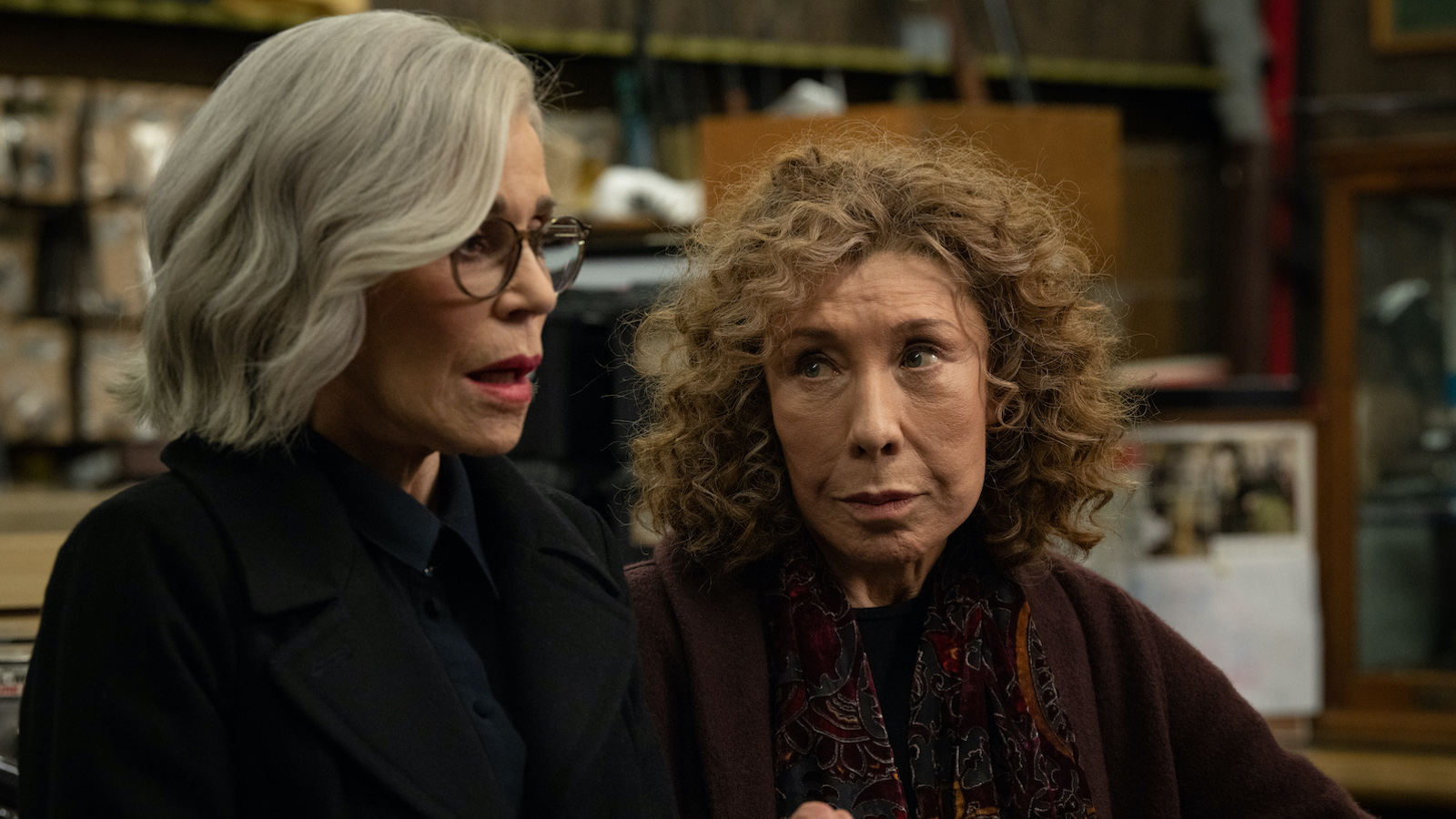 Still of Jane Fonda and Lily Tomlin in MOVING ON (2022)